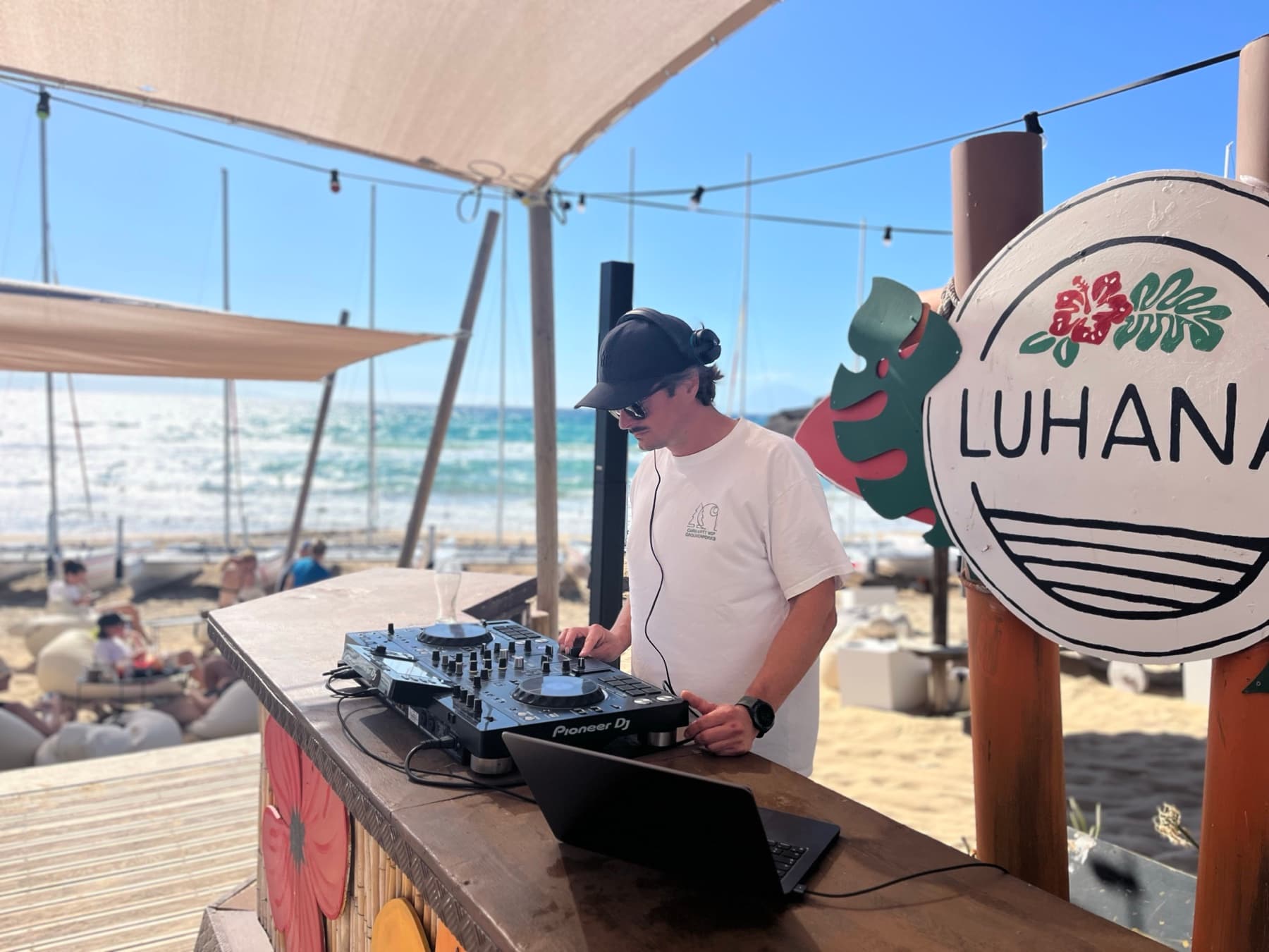 DJ Jusch als Gast-DJ beim Beachclub-Set in einem Resort