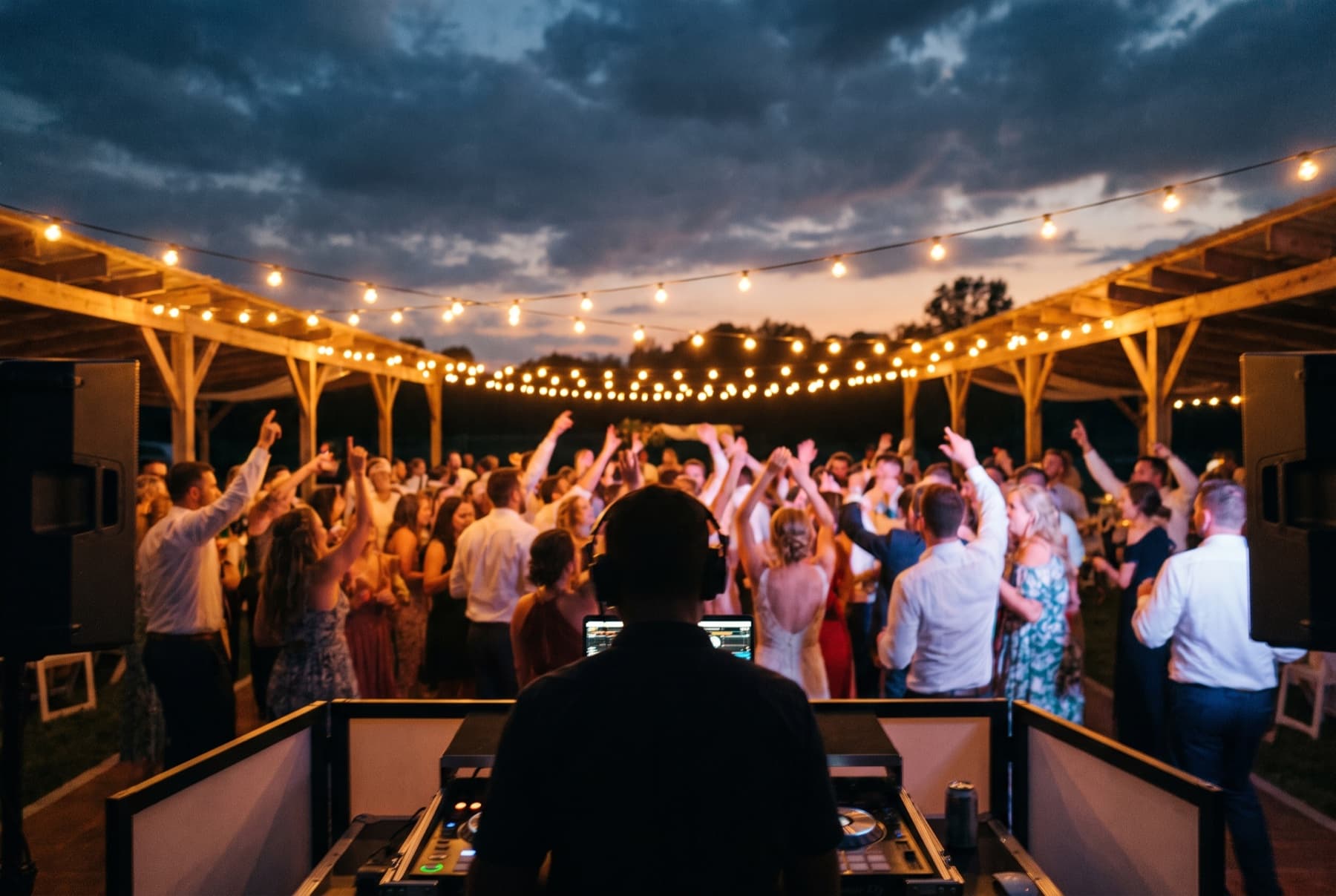 DJ Jusch legt auf einer privaten Feier in Hamburg auf